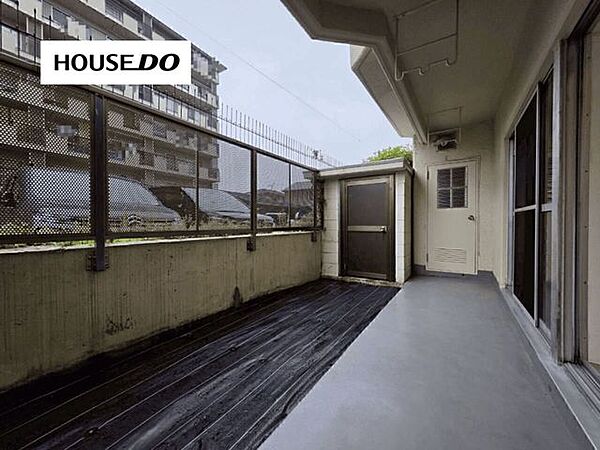 テラスと専用庭がつながり、洗濯物干しだけでなく、ちょっと外の空気を感じたい時にも便利です。