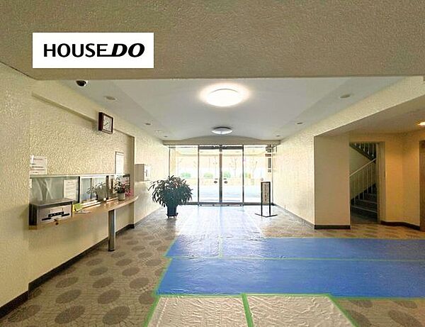 明るさと開放感のあるロビー空間が、来客時にも好印象。管理の行き届いた印象があり、落ち着いたマンションライフをイメージしやすい建物です。