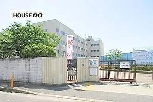 如是中学校1979年に開校し、住宅地の発展に伴い設立された学校で、地域とのつながりを大切にしながら生徒の主体性や協働性を育む教育活動に取り組んでいます。 1230m