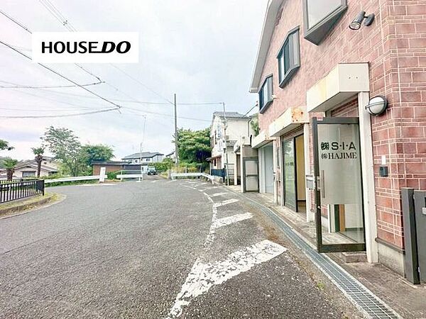前面道路約8ｍの開放感あふれる角地のような立地。駐車3台以上可能な鉄骨造住宅で、住居兼事務所や店舗利用にもおすすめです。落ち着いた住環境と視認性の良さを兼ね備えた、多用途に活躍する一邸です。