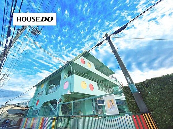 春日幼稚園園児自らが歩いての登園・降園を実施されています。全学年が一緒に遊べるほどの広い庭園があるのも魅力のひとつです。 480m