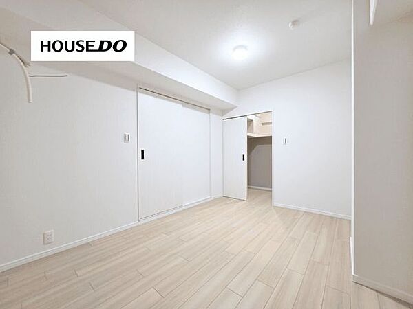 淡い木目のフローリングが優しい印象の洋室。クローゼット付きで、居住空間をすっきり保てます。