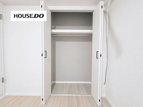 上部棚とハンガーパイプを備えたクローゼット。衣類やバッグ、季節用品まで効率よく収納できます。
