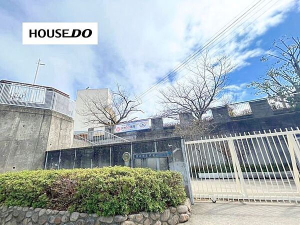沢池小学校1976年創立の学校で、自然豊かな住宅街に位置し、落ち着いた教育環境が特徴です。 750m