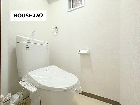 清潔感のある白を基調としたトイレ。小窓付きで換気もしやすいのがうれしいポイントです。