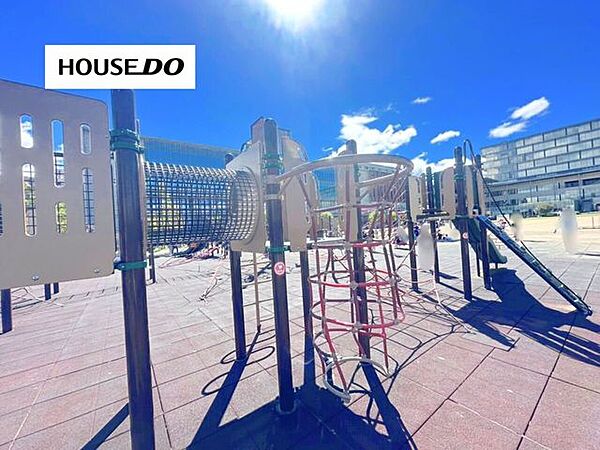 岩倉公園立命館大学大阪いばらきキャンパスに隣接する公園で、大型複合遊具や芝生広場があり、お子様連れに人気です。健康器具も設置されています。地域の憩いの場として親しまれています。 930m