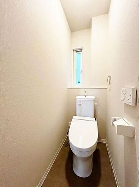 窓のあるトイレで自然換気が可能！