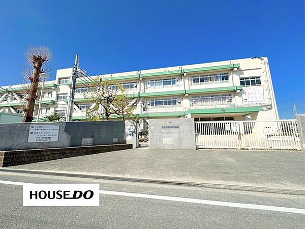南中学校1967年開校の学校で、住宅地に位置し、地域とのつながりを大切にしながら、生徒の主体性や協働性を育む教育活動に取り組んでいます。 1010m