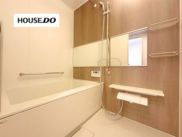 木目調パネルが上品なバスルーム。ゆったり浸かれる浴槽に、ワイドミラーや収納棚も備えた快適な空間♪一日の疲れを癒すリラックスタイムを楽しめます！