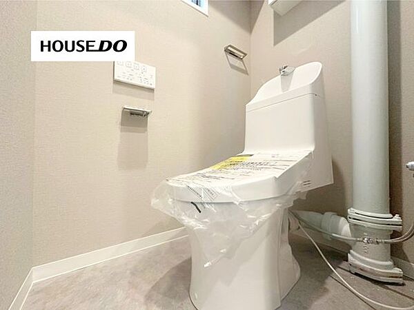 清潔感のあるすっきりとしたトイレ空間。温水洗浄便座付きで毎日快適♪シンプルな内装でお掃除もしやすく、気持ちよくお使いいただけます！