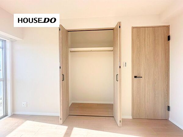 6.5帖洋室にはクローゼットを完備。ハンガーパイプと棚付きで、衣類やバッグなどをすっきり収納♪主寝室としても使いやすい収納力が魅力です！