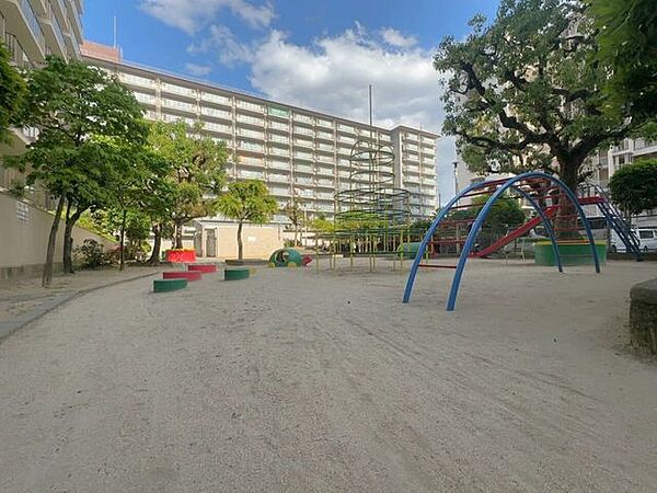 敷地内には遊具のある広場があり、お子様ものびのび遊べます♪マンション内で気軽に外遊びができ、子育て世帯にも嬉しい住環境です！