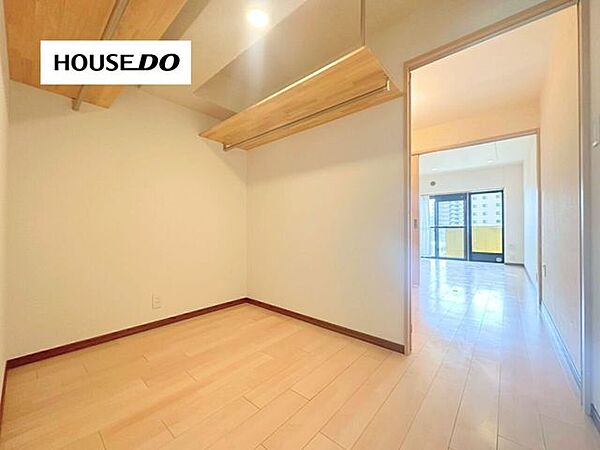 衣類や季節物をまとめて収納できるウォークインクローゼット付き。居住空間をすっきり保てます。