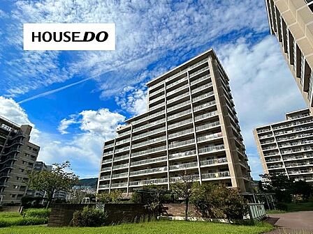 緑と光に包まれる、開放感あるマンション!建物同士の間隔もゆったり取られ、圧迫感のない配置計画です。
