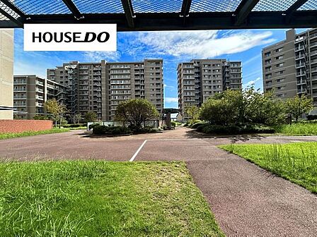 マンション敷地内には遊具のある広場やベンチ付きの憩いスペースを配置。敷地内には緑豊かな植栽と共用広場が広がり、小さなお子様のいるご家庭にも嬉しい住環境。