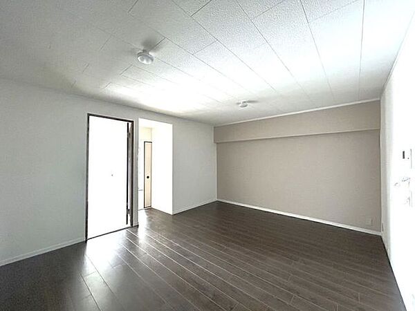 グレージュクロスが貼られたお部屋♪どんな家具でも合わせやすい◎