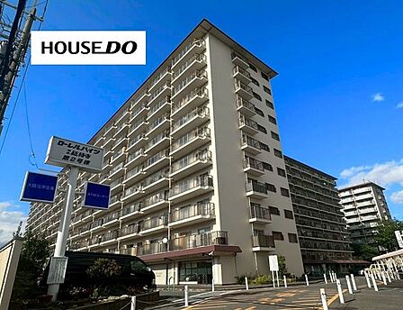 堂々とした佇まいが目を惹く「ローレルハイツ茨木総持寺2号棟」。存在感のある外観とゆとりある敷地が魅力。ぜひ現地で住環境や雰囲気をご体感ください♪