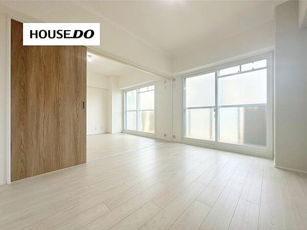 引き戸を開ければ空間がひと続きになり、より広々とした住空間に。ライフスタイルに合わせて使い分け可能です。