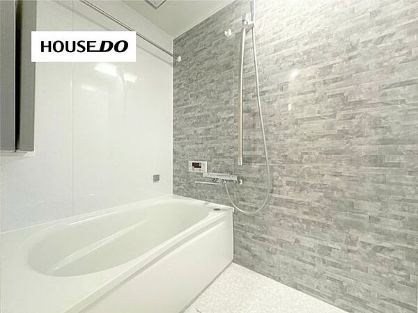 三面鏡付き洗面化粧台を採用。洗濯機置場もゆとりがあり、水まわりをすっきり使いやすくまとめています。
