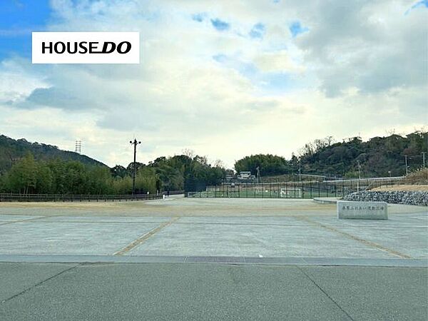 桑原ふれあい運動公園自販機、無料駐車場ございます。 1060m