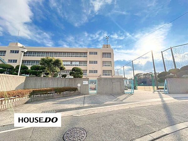 北陵中学校1983年に開校し、山手台ニュータウンの発展とともに整備された学校で、地域とのつながりを大切にしながら生徒の主体性や協働性を育む教育活動に取り組んでいます。 1260m