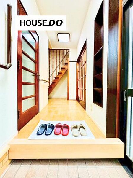 玄関から室内へ続く明るいホール。木目を活かした建具が温かみを演出し、どこか懐かしく落ち着いた住まいの雰囲気です。