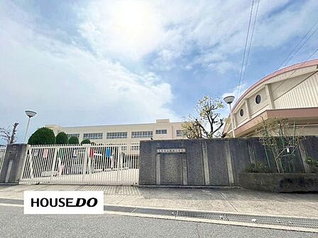 穂積小学校1981年創立の学校で、JR茨木駅に近い住宅地に位置し、地域と連携した教育活動に取り組んでいます。 770m