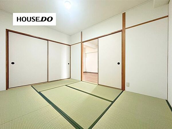 LDKと続き間になった和室。扉を開放すれば、リビングの延長として広々利用できます。
