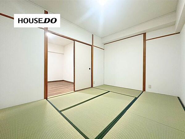 洋室側へ行き来できる和室。生活スタイルに合わせて多目的に活用できる一室です。