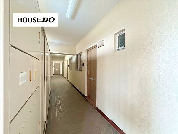雨や風の影響を受けにくい共用廊下。玄関前まで落ち着いた住環境が確保されています。