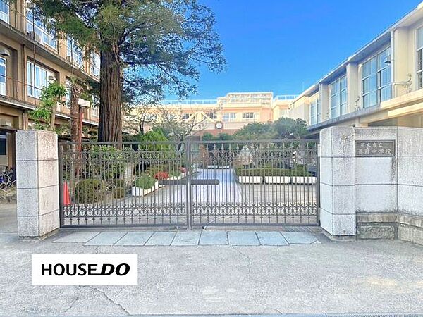 養精中学校1947年創立の学校で、JR茨木駅・阪急茨木市駅の中間に位置し、中心市街地の学校として地域と連携しながら生徒の主体性や協働性を育む教育活動に取り組んでいます。 1050m