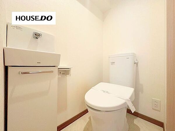 清潔感のあるトイレは手洗いカウンター付き。来客時にも使いやすく、快適にお使いいただけます。
