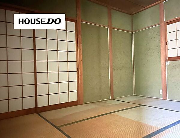 畳のやさしい質感が心地よい和室は、客間や寝室、くつろぎの空間として活躍。ほっと一息つける落ち着いた時間が流れます。
