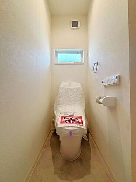窓のあるトイレで、柔らかい明かりが入ってきます。自然換気が出来るのも嬉しいですよね◎