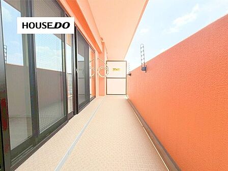 奥行きのある明るいバルコニーは、洗濯物を干しやすく使い勝手◎。西向きで午後の陽射しが入り、最上階ならではの開放感も魅力です。