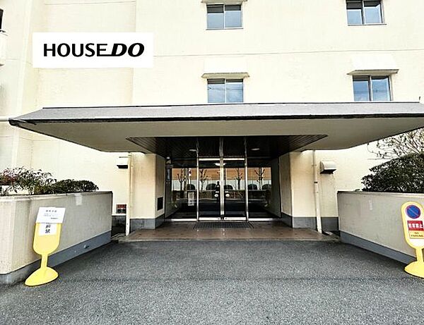 ゆとりあるアプローチと落ち着いたエントランスが、住まいの第一印象を上品に演出。帰宅するたびに、安心感と整った住環境を感じられそうです。