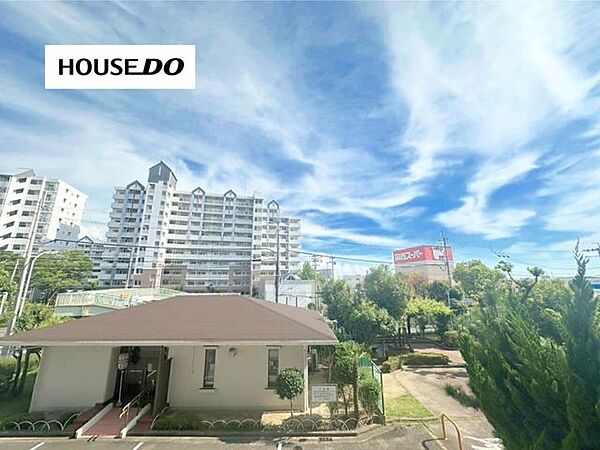 空の広がりを感じられる開放的な眺望。周囲を見渡せる気持ちの良い景色が、暮らしにゆとりを与えます。
