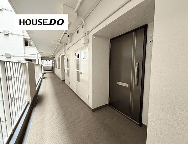 玄関前は共用廊下に面した位置。お部屋までの動線もわかりやすく、現地で暮らしのイメージがしやすいです。