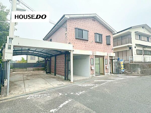 シャッター付車庫を備えた平成16年築の鉄骨造住宅です。住居としてはもちろん、事務所や店舗兼用としても活用可能。前面道路も広く、開放感あふれる北春日丘の閑静な住宅街に佇む一邸。