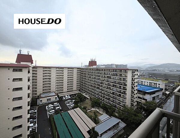 高層階ならではの開放感ある眺望。視界が抜け、遠くの景色まで見渡せる気持ちの良いロケーションです。