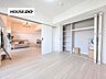 洋室：LDKと続き間で使える洋室。扉を開放すればリビングの延長としても使え、大型収納も備えています。