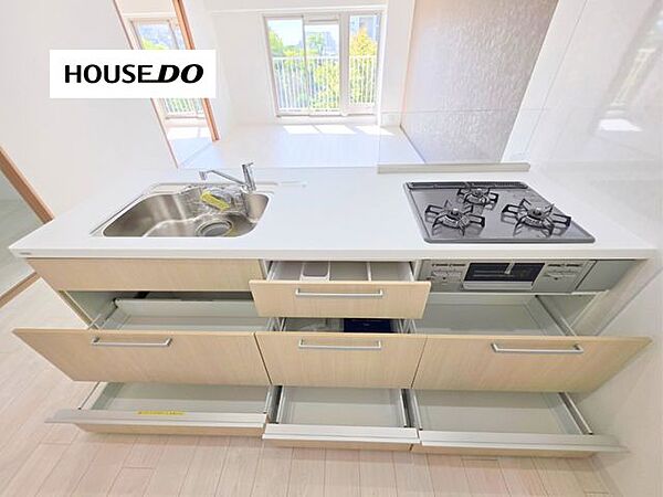 新調済みのシステムキッチンは収納力も魅力♪引き出し式収納で奥の調理器具まで取り出しやすく、お鍋やフライパンもすっきり整理！3口ガスコンロ付きで毎日のお料理もはかどる、家事ラクを叶えるキッチンです♪