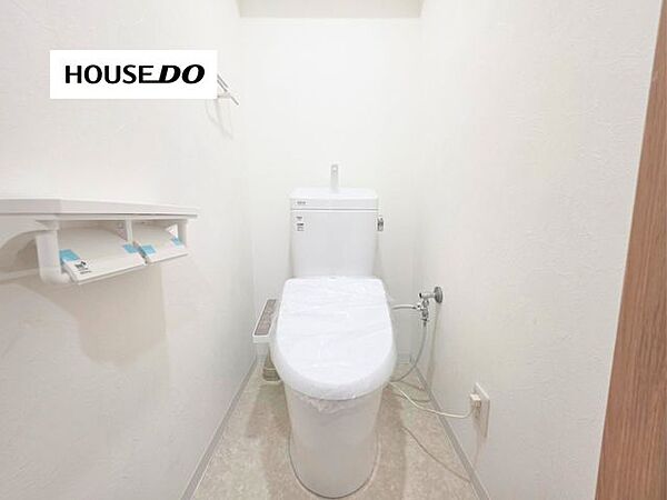 新調済みのトイレで清潔感あふれる快適な空間♪温水洗浄便座付きで毎日気持ちよく使えます！便利なペーパーホルダーやタオル掛けも備え、白を基調とした明るくすっきりした空間です。
