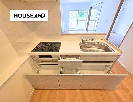 調理器具やストック類をすっきりしまえる収納豊富なキッチン。作業スペースもしっかり確保されています。
