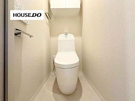 明るく清潔感のあるトイレ空間。すっきりとした内装で、お手入れもしやすい印象です。