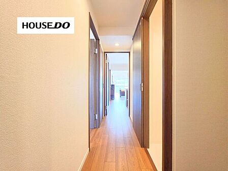 温かみのある木目調フローリングが印象的な廊下♪リビングへとつながる動線はすっきりとしており、帰宅後の移動もスムーズ!明るい住空間へと自然に導きます♪