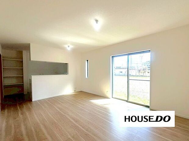 南からの明るい光が差し込むリビング。家族が自然に集まりそうです♪