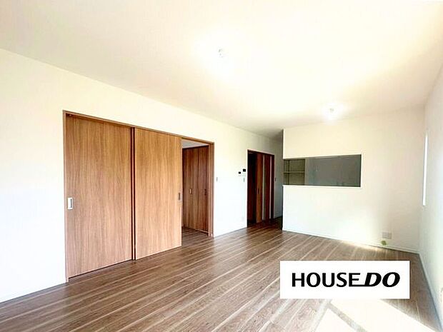 LDK横の洋室の扉を開けて広いLDKとしてもお使いいただけます◎