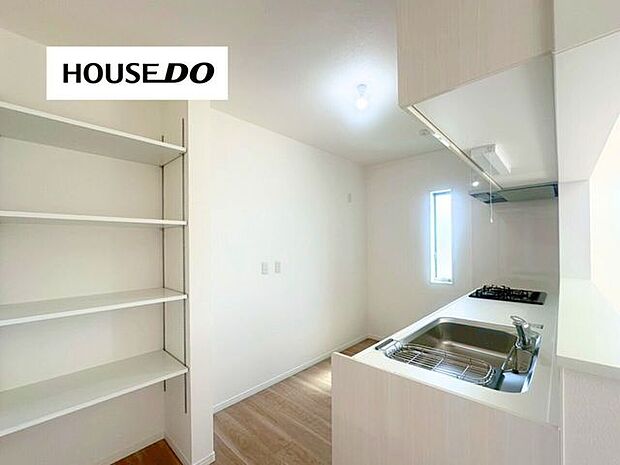 キッチンにも窓が有り、自然換気できるのも嬉しいポイント♪