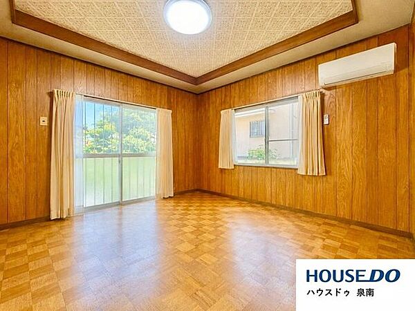 ご家族揃ってお休みいただける、広々としたお部屋です。※写真はCG加工により家具や荷物を削除しています。